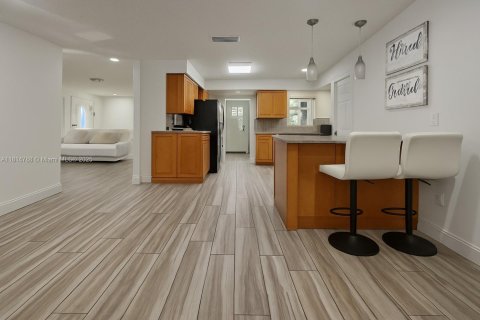 House in Naples, Florida 4 bedrooms, 133.22 sq.m. № 2016280 - photo 7