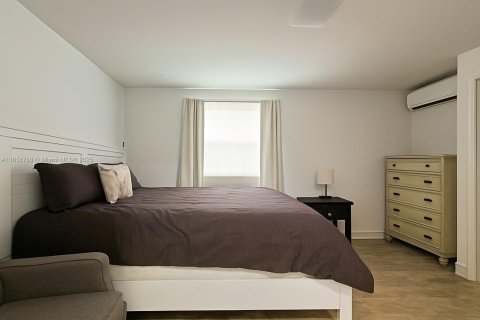 House in Naples, Florida 4 bedrooms, 133.22 sq.m. № 2016280 - photo 11