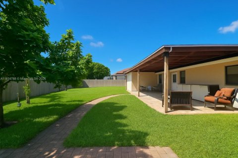 House in Naples, Florida 4 bedrooms, 133.22 sq.m. № 2016280 - photo 18