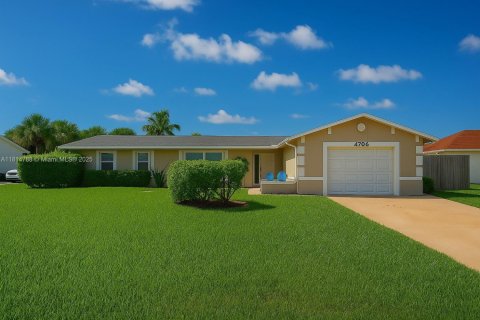 House in Naples, Florida 4 bedrooms, 133.22 sq.m. № 2016280 - photo 2