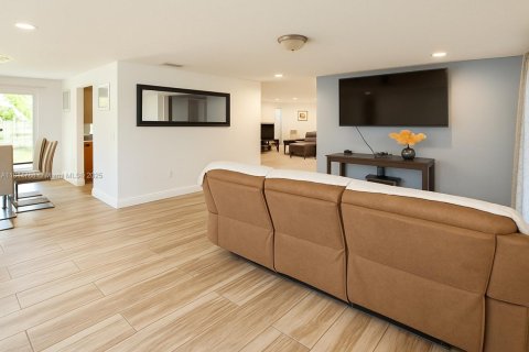 House in Naples, Florida 4 bedrooms, 133.22 sq.m. № 2016280 - photo 5