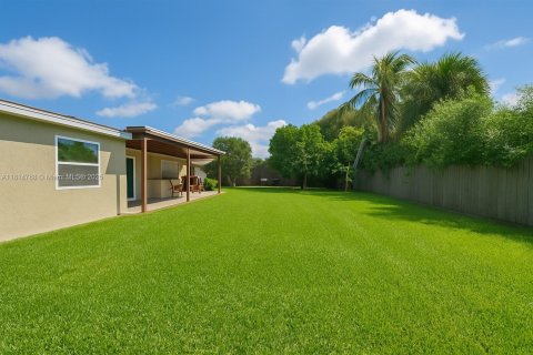 House in Naples, Florida 4 bedrooms, 133.22 sq.m. № 2016280 - photo 24