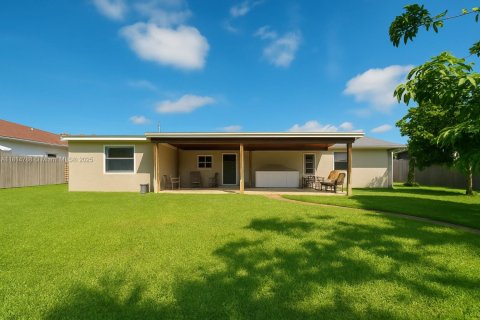 House in Naples, Florida 4 bedrooms, 133.22 sq.m. № 2016280 - photo 23