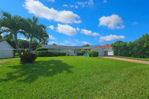 House in Naples, Florida 4 bedrooms, 133.22 sq.m. № 2016280 - photo 17