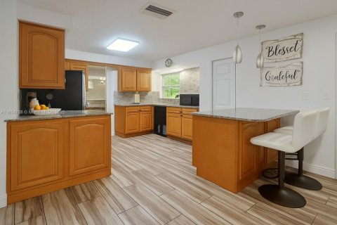 House in Naples, Florida 4 bedrooms, 133.22 sq.m. № 2016280 - photo 9