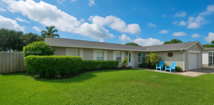 House in Naples, Florida 4 bedrooms, 133.22 sq.m. № 2016280