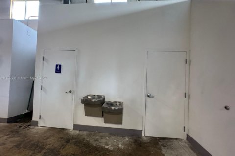 Commercial property in Hialeah, Florida № 1779198 - photo 17