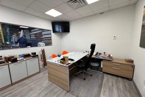 Commercial property in Hialeah, Florida № 1779198 - photo 11