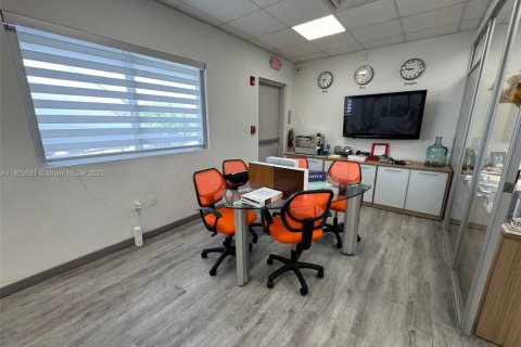 Commercial property in Hialeah, Florida № 1779198 - photo 3