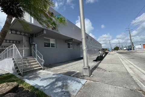 Commercial property in Hialeah, Florida № 1779198 - photo 4