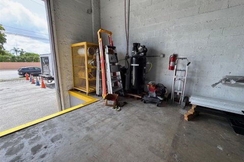 Commercial property in Hialeah, Florida № 1779198 - photo 22