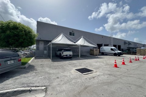 Commercial property in Hialeah, Florida № 1779198 - photo 7