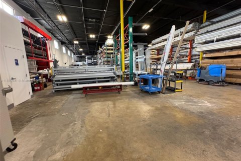 Commercial property in Hialeah, Florida № 1779198 - photo 12