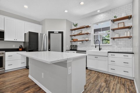 House in Orlando, Florida 4 bedrooms, 278.71 sq.m. № 2324563 - photo 8