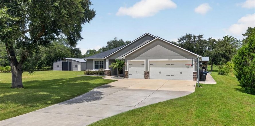 House in Orlando, Florida 4 bedrooms, 278.71 sq.m. № 2324563