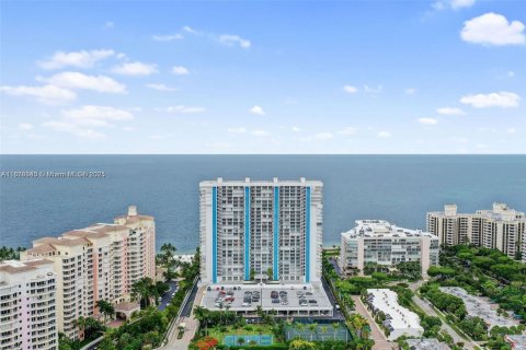 Condo in Key Biscayne, Florida, 2 bedrooms  № 1921780 - photo 1