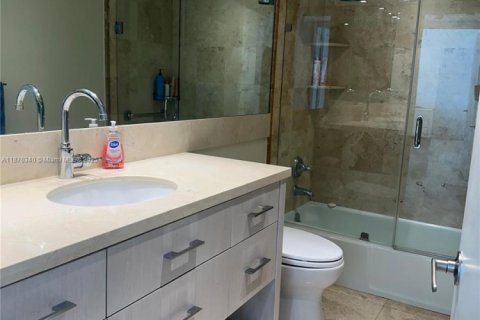 Condo in Key Biscayne, Florida, 2 bedrooms  № 1921780 - photo 12