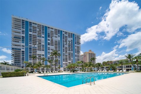 Condo in Key Biscayne, Florida, 2 bedrooms  № 1921780 - photo 21