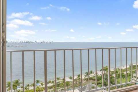 Condo in Key Biscayne, Florida, 2 bedrooms  № 1921780 - photo 15