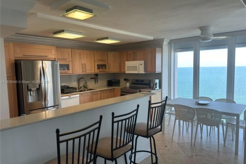 Condo in Key Biscayne, Florida, 2 bedrooms  № 1921780 - photo 3