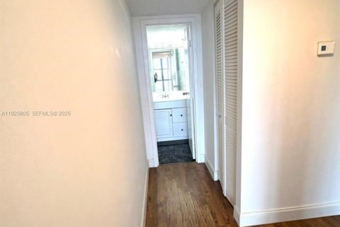 Купить кондоминиум в Халландейл-Бич, Флорида 1 спальня, 85.01м2, № 1983942 - фото 12