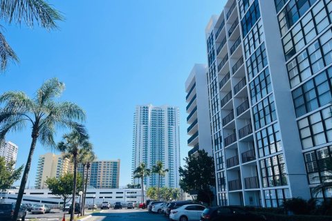 Купить кондоминиум в Халландейл-Бич, Флорида 1 спальня, 85.01м2, № 1983942 - фото 6