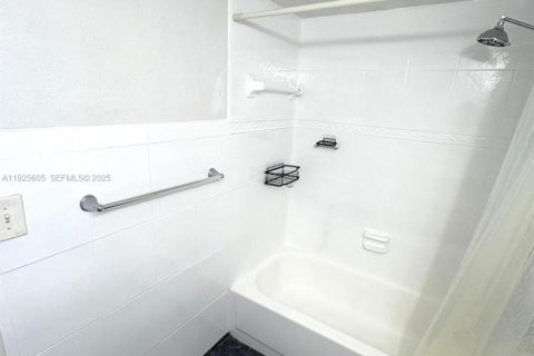 Купить кондоминиум в Халландейл-Бич, Флорида 1 спальня, 85.01м2, № 1983942 - фото 15