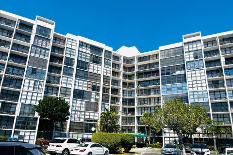 Купить кондоминиум в Халландейл-Бич, Флорида 1 спальня, 85.01м2, № 1983942 - фото 1