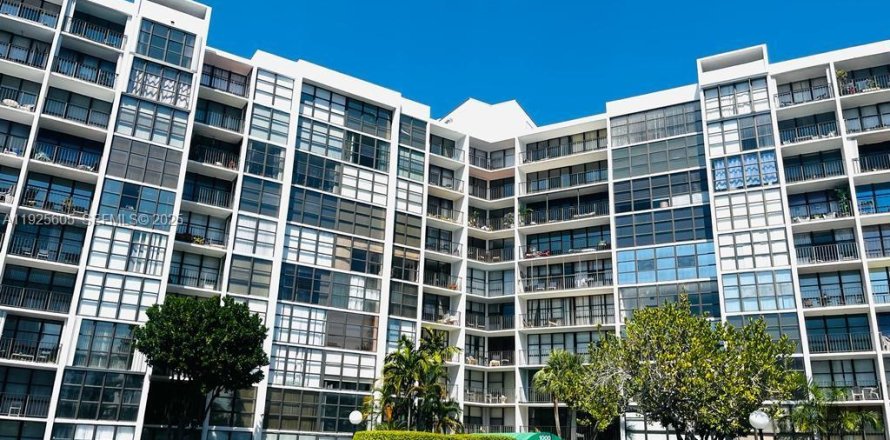 Кондоминиум с 1 спальней в Халландейл-Бич, Флорида № 1983942