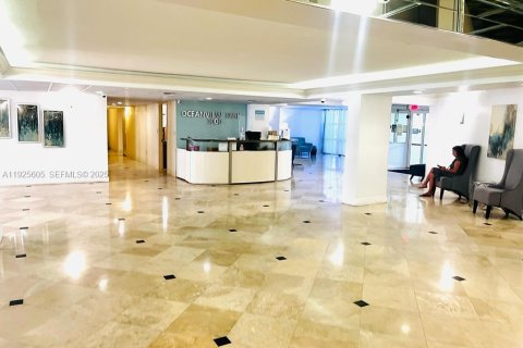 Купить кондоминиум в Халландейл-Бич, Флорида 1 спальня, 85.01м2, № 1983942 - фото 4