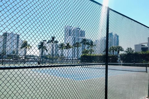 Купить кондоминиум в Халландейл-Бич, Флорида 1 спальня, 85.01м2, № 1983942 - фото 2