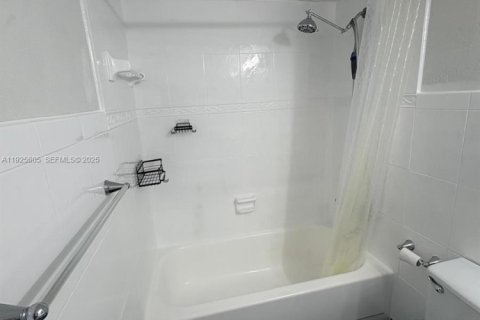 Купить кондоминиум в Халландейл-Бич, Флорида 1 спальня, 85.01м2, № 1983942 - фото 14