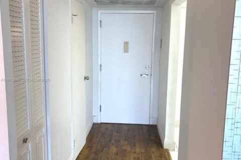 Купить кондоминиум в Халландейл-Бич, Флорида 1 спальня, 85.01м2, № 1983942 - фото 10