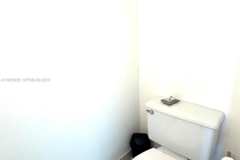 Купить кондоминиум в Халландейл-Бич, Флорида 1 спальня, 85.01м2, № 1983942 - фото 27