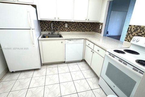 Купить кондоминиум в Халландейл-Бич, Флорида 1 спальня, 85.01м2, № 1983942 - фото 18