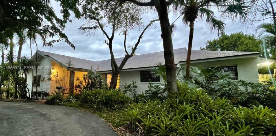 Villa ou maison à Palmetto Bay, Floride 4 chambres, 286.05 m2 № 2027880