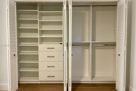 Villa ou maison à louer à Palmetto Bay, Floride: 4 chambres, 286.05 m2 № 2027880 - photo 16