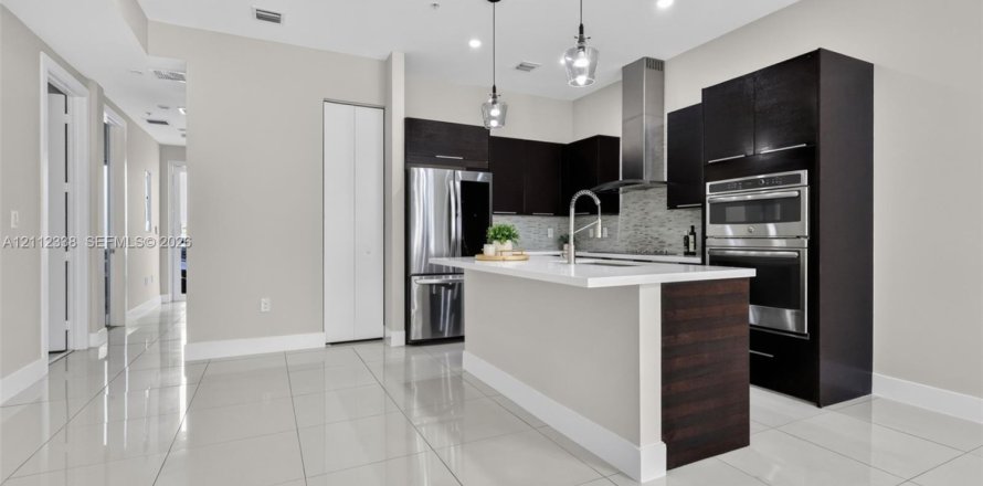 Condo in Doral, Florida, 3 bedrooms in LANDMARK  № 2431320