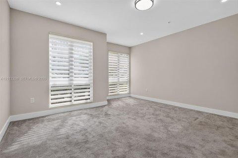 Condo in Doral, Florida, 3 bedrooms in LANDMARK  № 2431320 - photo 21