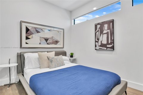 House in Miami, Florida 5 bedrooms, 187.38 sq.m. № 1864493 - photo 22