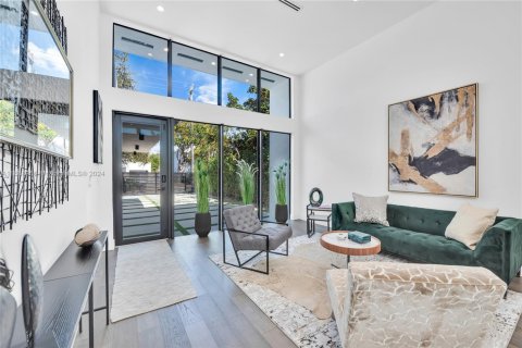 House in Miami, Florida 5 bedrooms, 187.38 sq.m. № 1864493 - photo 30