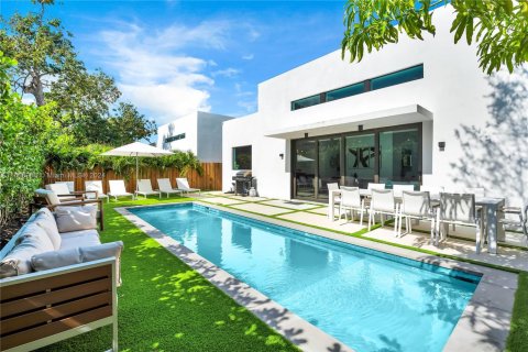 House in Miami, Florida 5 bedrooms, 187.38 sq.m. № 1864493 - photo 5