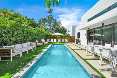 House in Miami, Florida 5 bedrooms, 187.38 sq.m. № 1864493 - photo 1