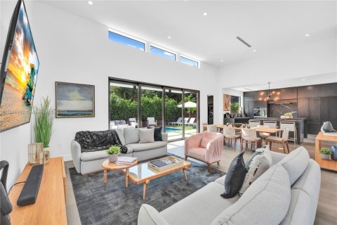 House in Miami, Florida 5 bedrooms, 187.38 sq.m. № 1864493 - photo 7