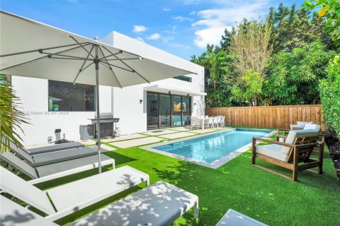House in Miami, Florida 5 bedrooms, 187.38 sq.m. № 1864493 - photo 2