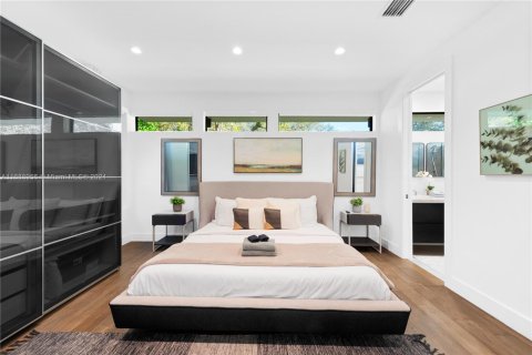 House in Miami, Florida 5 bedrooms, 187.38 sq.m. № 1864493 - photo 16