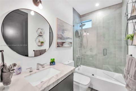 House in Miami, Florida 5 bedrooms, 187.38 sq.m. № 1864493 - photo 20
