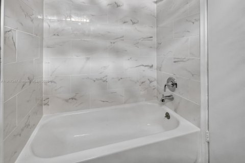 Купить таунхаус в Майами, Флорида 3 спальни, 147.16м2, № 1973951 - фото 16