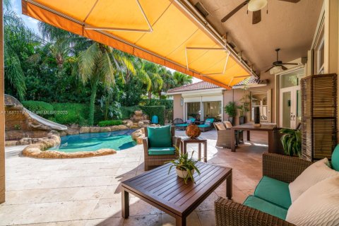 Снять в аренду виллу или дом в Уэстон, Флорида 5 спален, 356.19м2, № 1822202 - фото 24