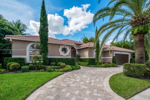 Снять в аренду виллу или дом в Уэстон, Флорида 5 спален, 356.19м2, № 1822202 - фото 1